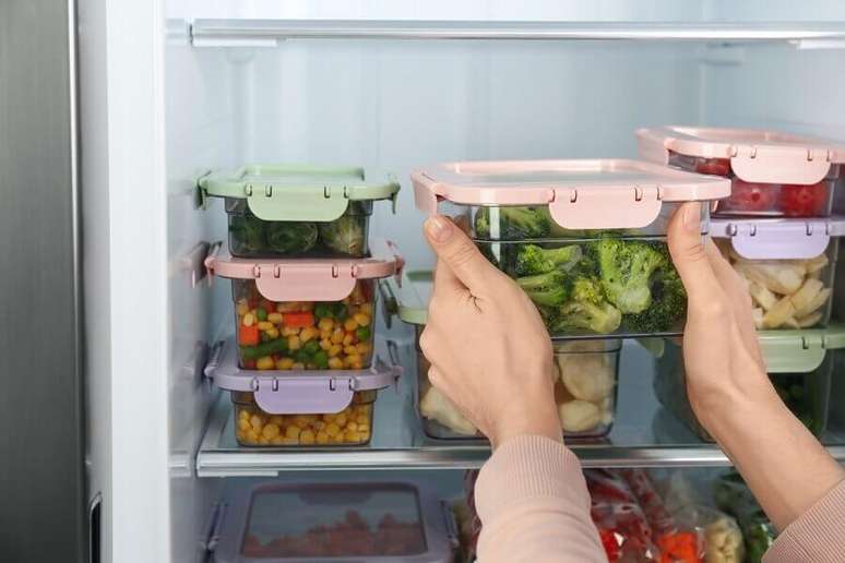 5. Praticidade na cozinha com alimentos congelados e organizados na geladeira – Foto: iStock