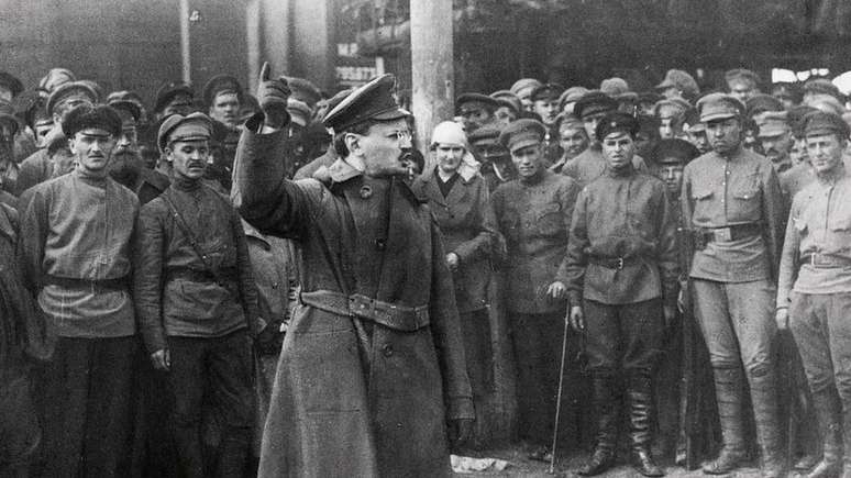 Leon Trotsky liderando seus soldados bolcheviques