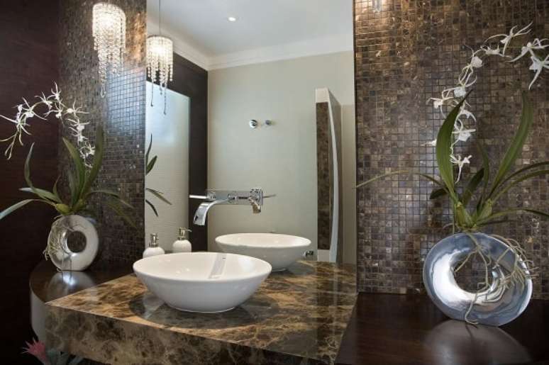 5. Decora&ccedil;&atilde;o de banheiro marrom e cuba branca &ndash; Foto Aquiles nicolas Kilaris