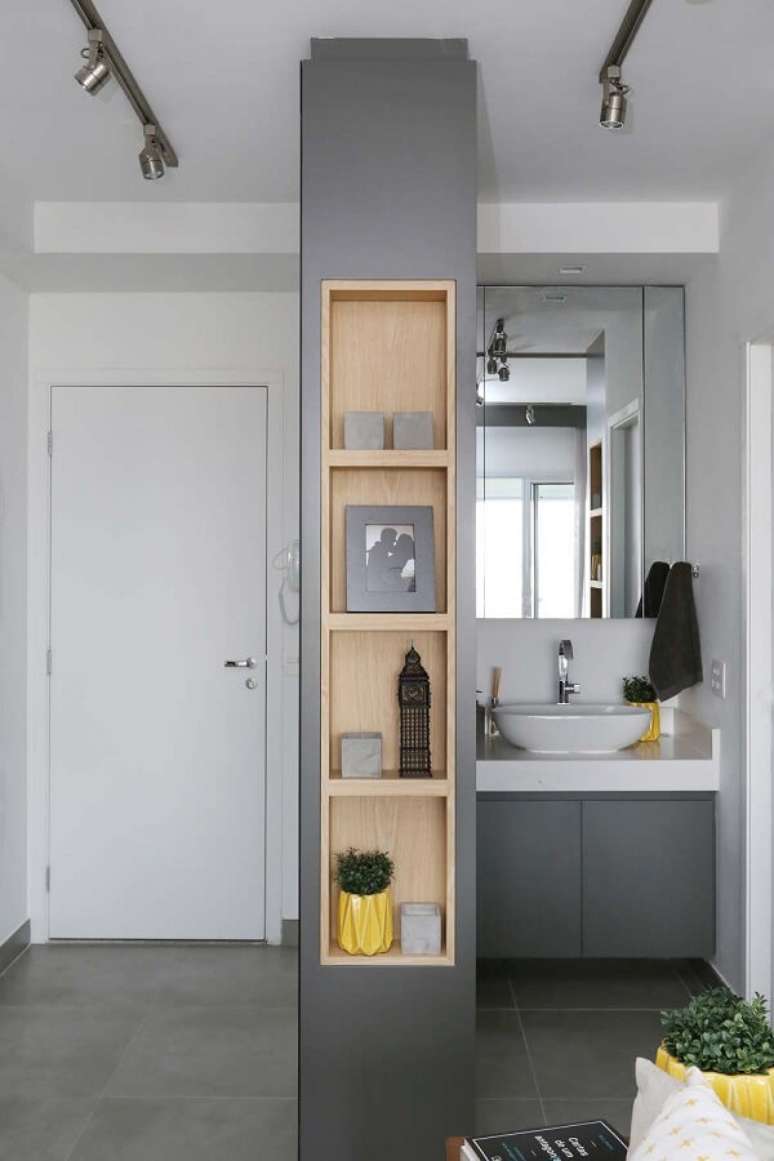 52. Banheiro chique planejado com nicho para decora&ccedil;&atilde;o &ndash; Foto Sesso e Dalanezi Arquitetura e Design