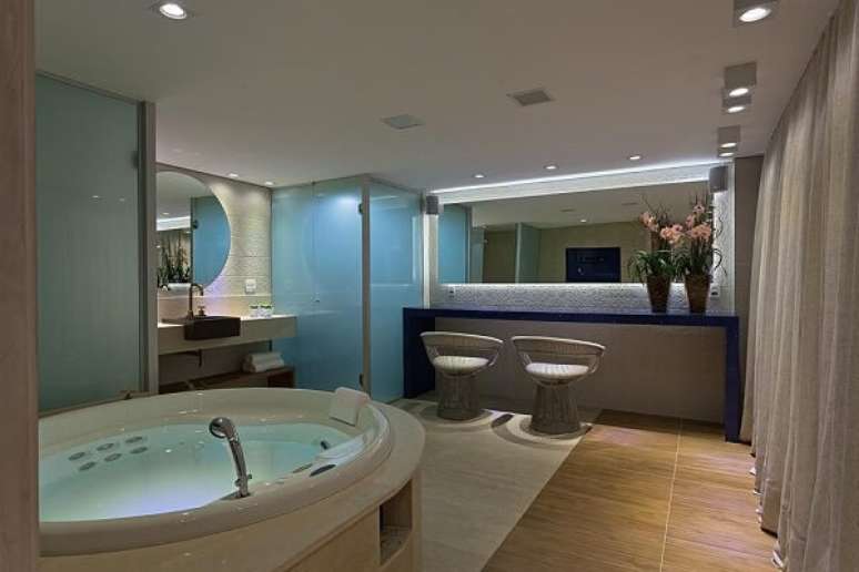 27. Banheiro chique com banheira redonda &ndash; Foto Mariana Borges e Thaysa Godoy