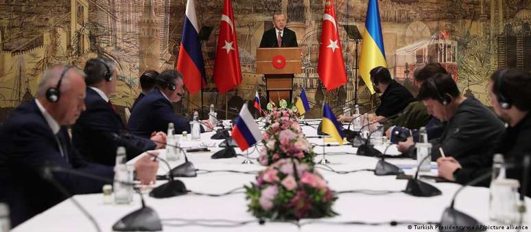 Presidente da Turquia saúda delegações da Rússia (esq.) e da Ucrânia antes do inicio das negociações 