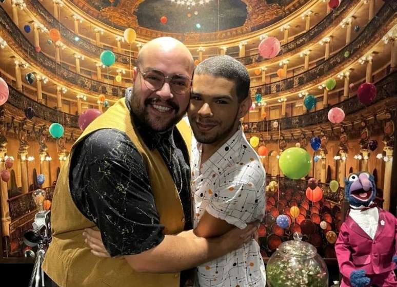 Os ex-BBBs Vyni e Tiago Abravanel se reencontraram para assistir ao musical 'Sweeney Todd' juntos.