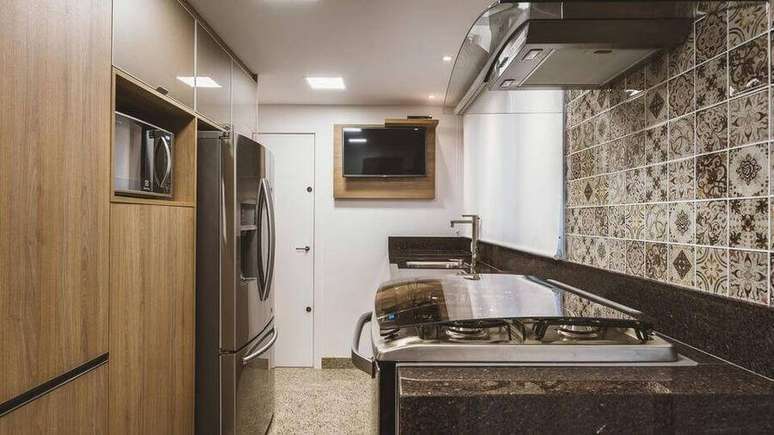 17. A pia de granito &eacute;, tamb&eacute;m, muito delicada. Projeto de None None