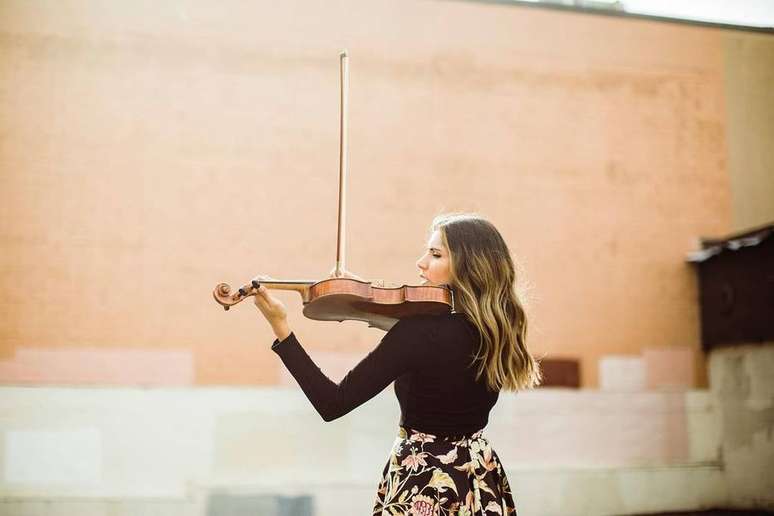 A violinista paraibana Karoline Menezes participou das apresentações de Beyoncé e Billie Eilish no Oscar 2022.