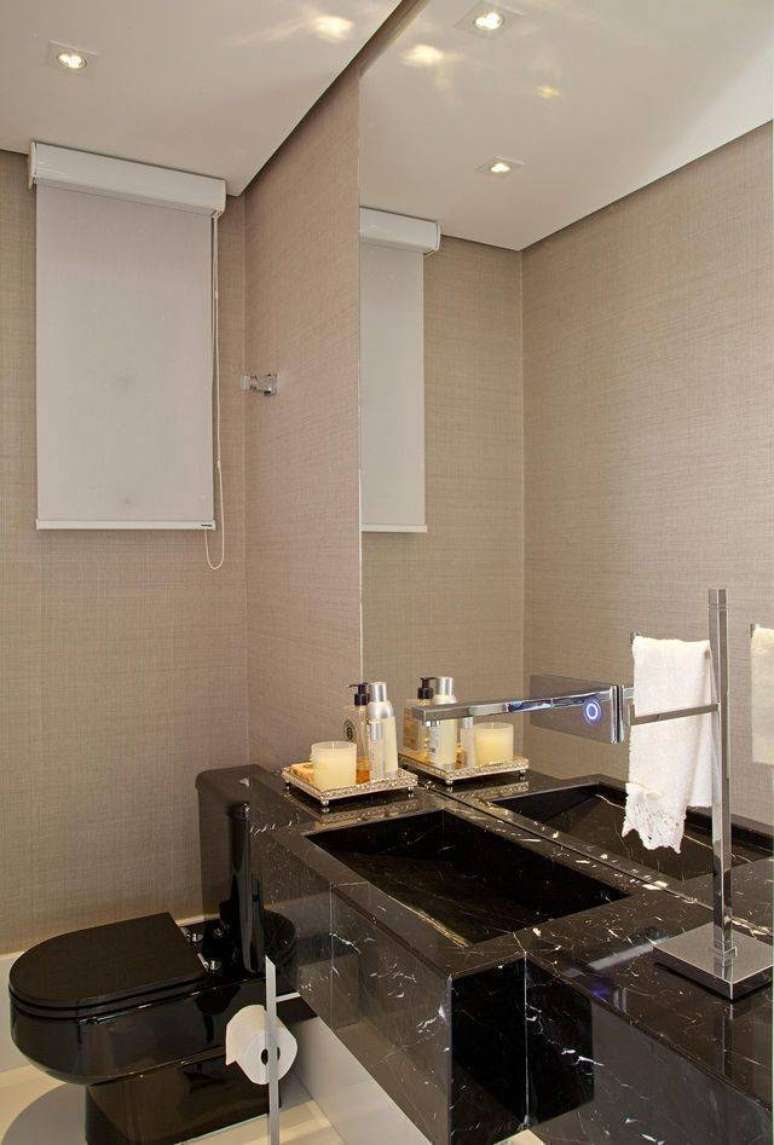 29. A pia de granito melhora a apar&ecirc;ncia do banheiro. Projeto de Patr&iacute;cia Kolanian