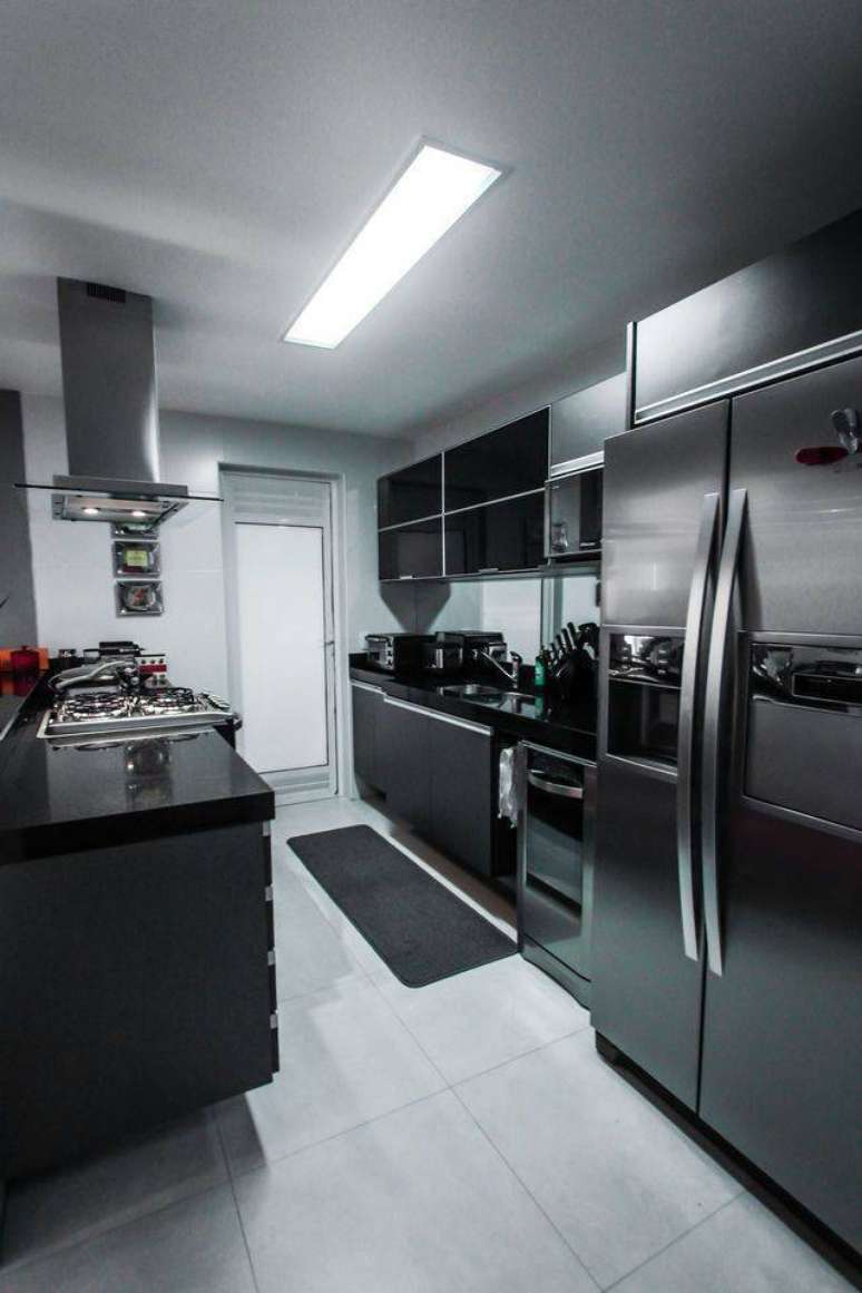 45. A sua cozinha s&oacute; ganha com uma pia de granito preto. Projeto de SP Estudio