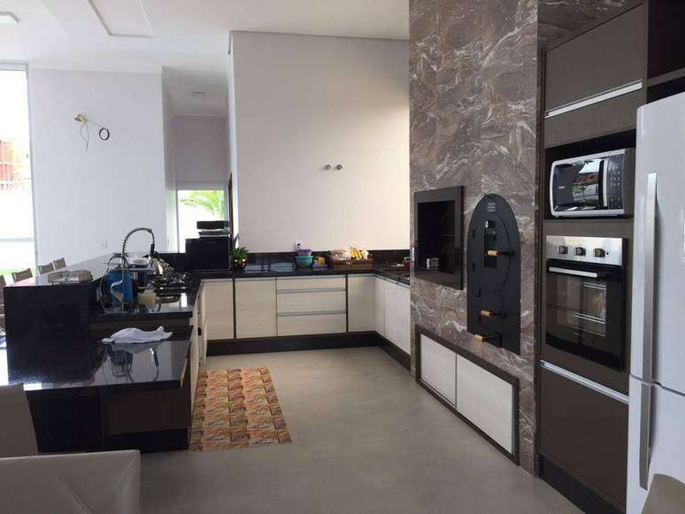 25. O preto da pia de granito &eacute; muito elegante. Projeto de Alcione Cavanholi