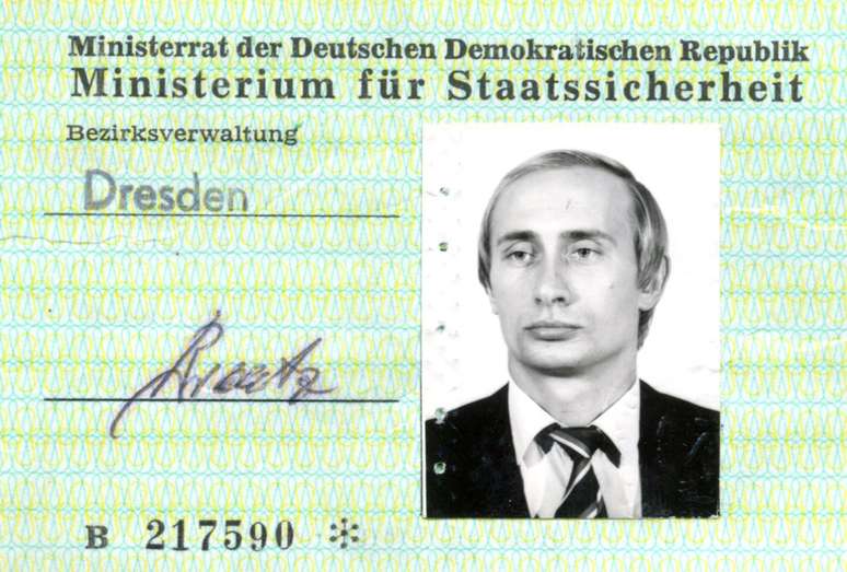 Documento de identificação de Putin na Stasi, 1985