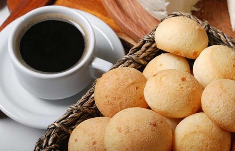 7. P&atilde;o de queijo acompanhado de um belo cafezinho. Fonte: Uday Yoga