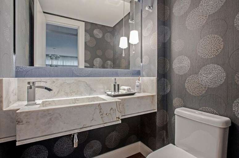 28. Banheiro chique com bancada de m&aacute;rmore &ndash; Foto Patricia Azoni