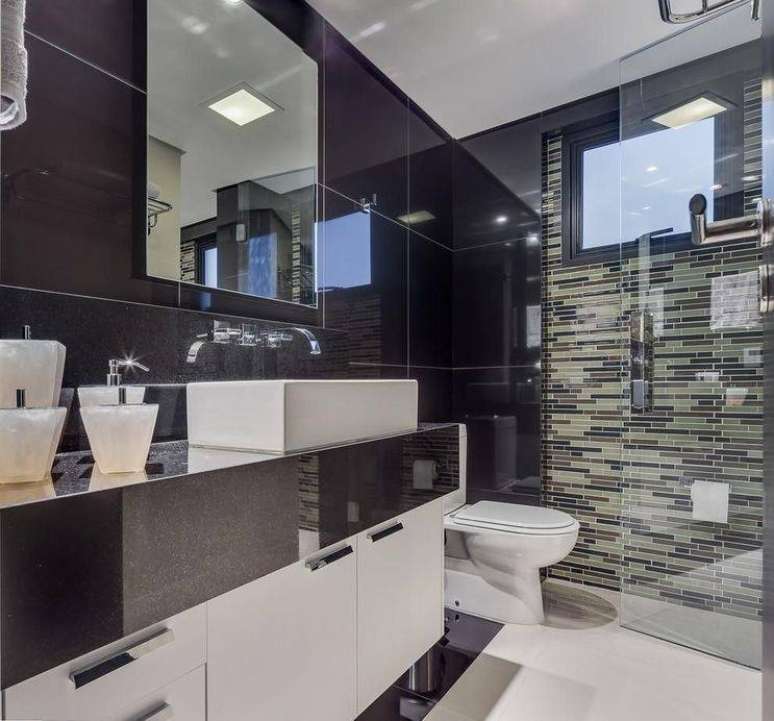 19. A pia de granito tamb&eacute;m &eacute; chamativa. Projeto de Juliana Lahoz