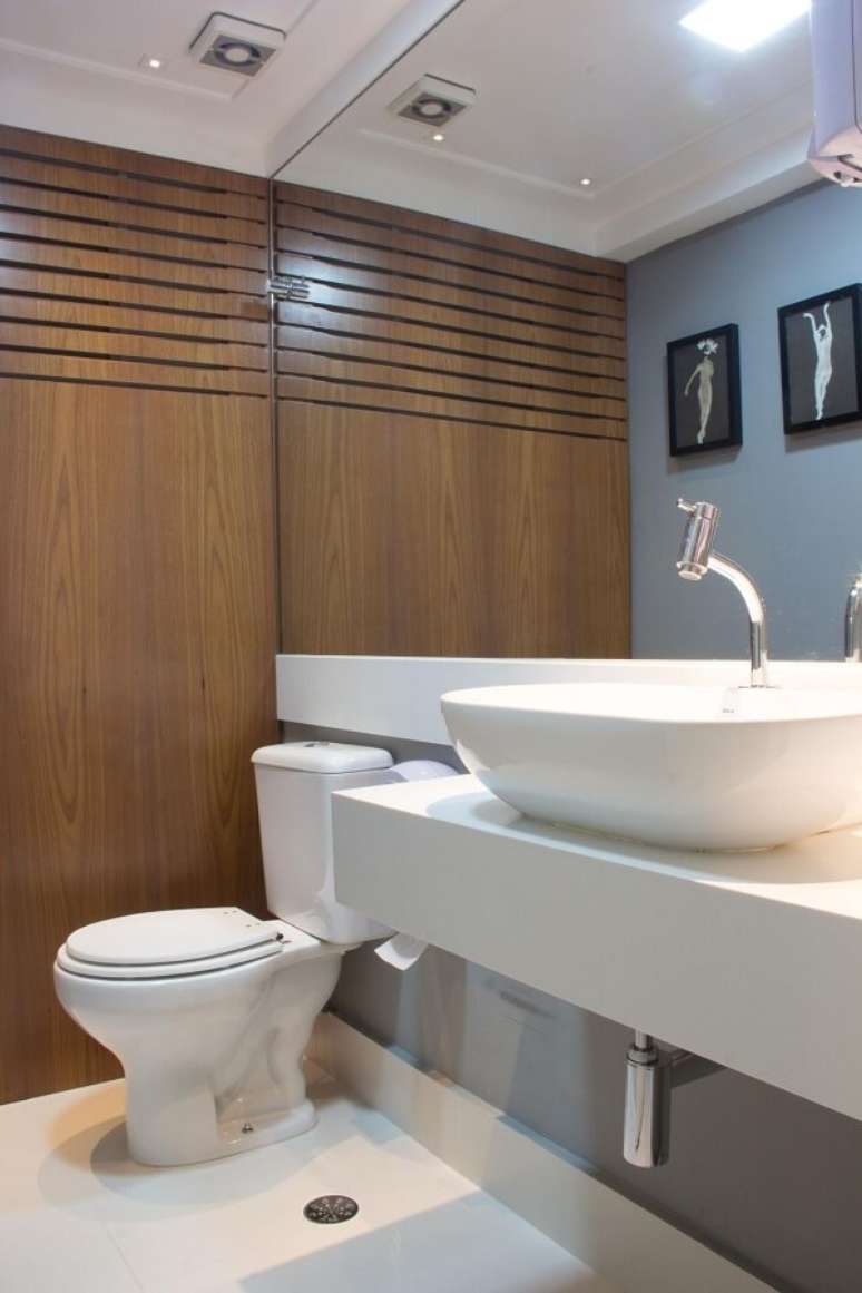 38. Banheiro chique com parede de madeira e espelho &ndash; Foto Anna Paula Moraes