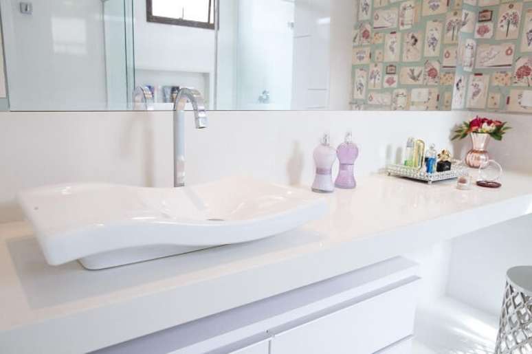 4. Decora&ccedil;&atilde;o de banheiro chique com papel de parede vintage &ndash; Foto Sylvia Leticia de Araujo