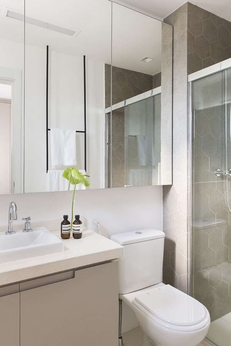 32. Banheiro chique com espelheira e gabinete fendi &ndash; Foto Barbara Dundes