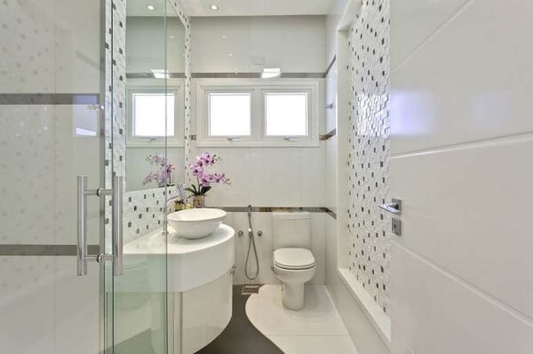 47. Banheiro chique e pequeno com decoracao branca e revestimento pastilhas -Foto Aquiles Nicolas Kilaris