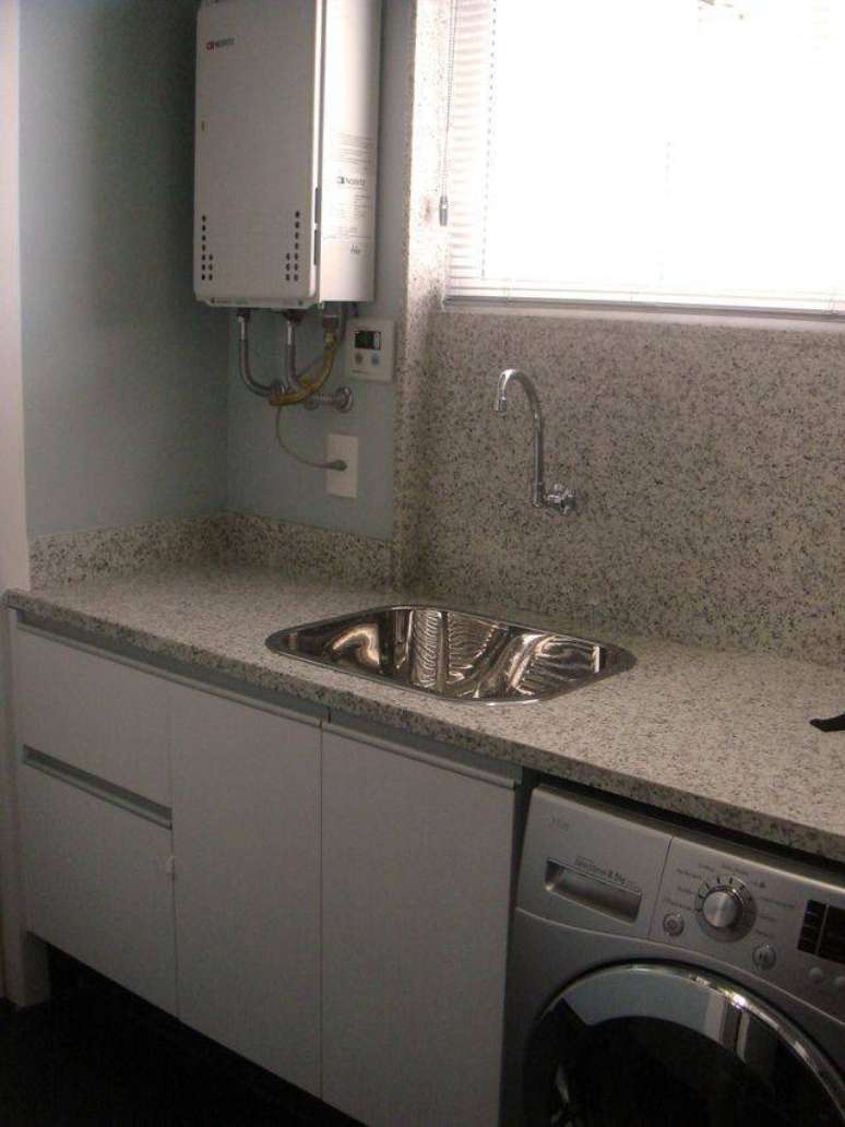 43. A pia de granito &eacute; t&atilde;o popular quanto a pia de m&aacute;rmore. Projeto de Andr&eacute; Martins