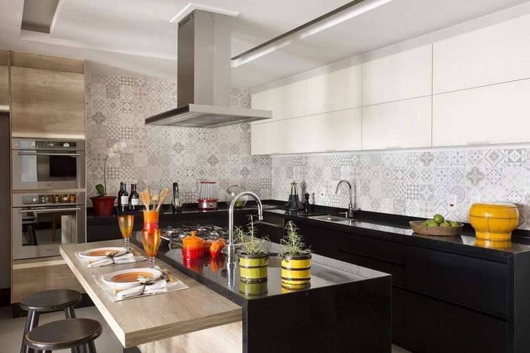 34. A pia de granito &eacute; muito usada em cozinhas grandes. Projeto de Fernanda Azevedo Mancini