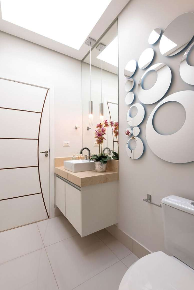 33. Banheiro chique com espelhos na decora&ccedil;&atilde;o &ndash; Foto Iara Kilaris