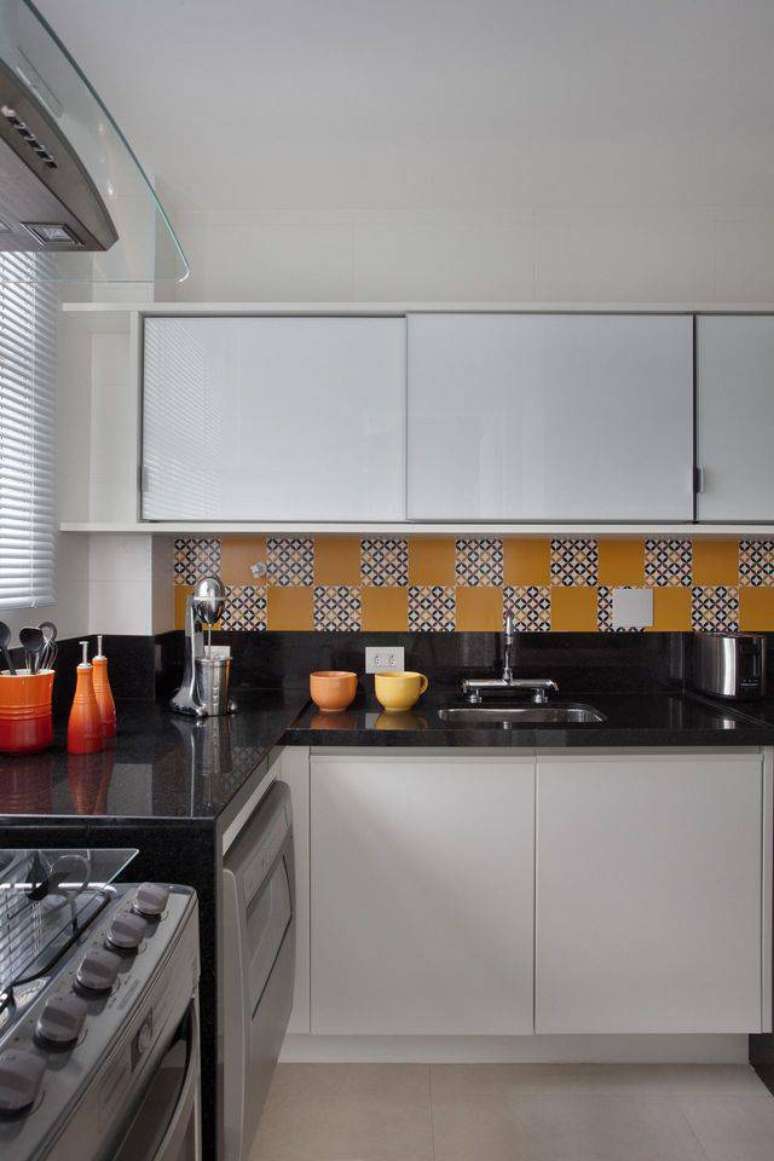 44. A pia de granito preto combina com a cer&acirc;mica de cozinha. Projeto de Fernanda Azevedo Mancini