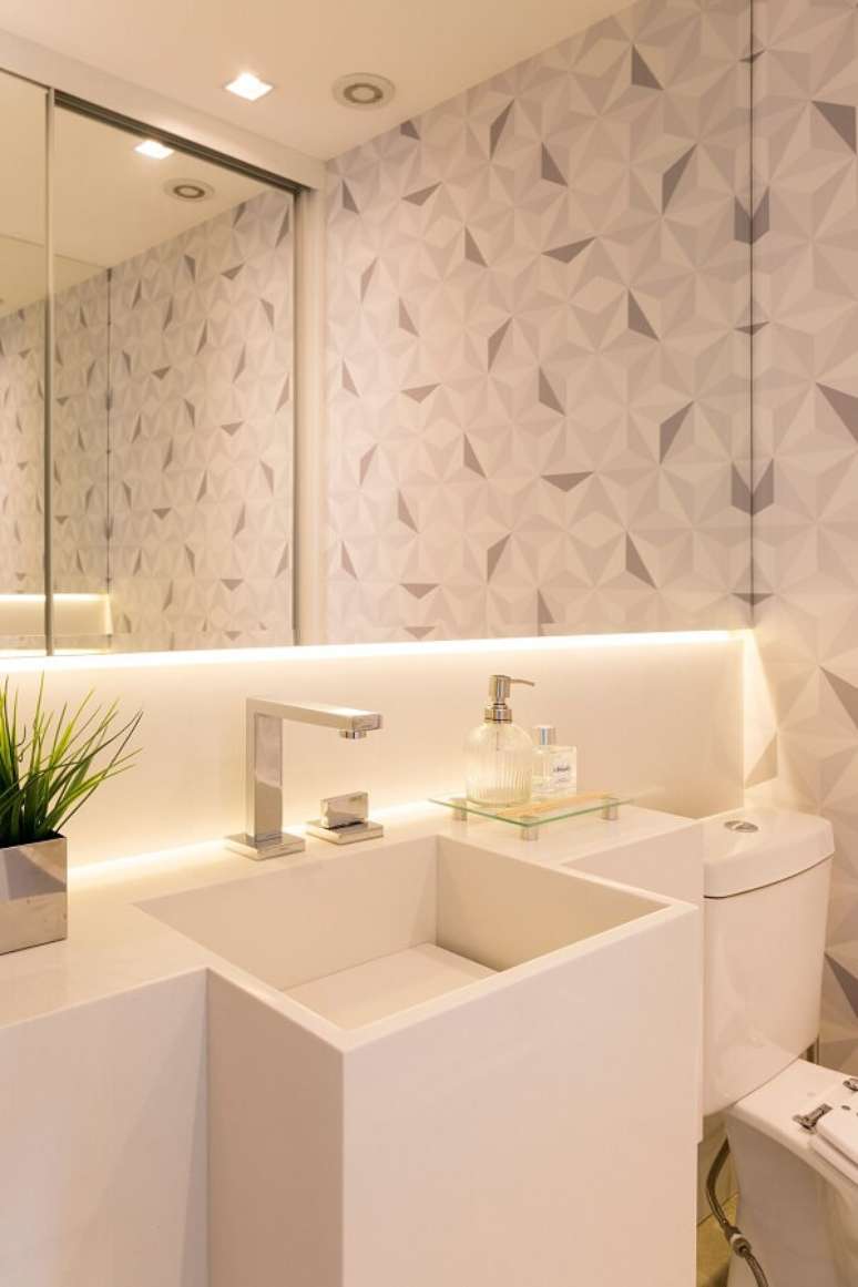 35. Banheiro chique com led embaixo do espelho e cuba esculpda &ndash; Foto GF Projetos