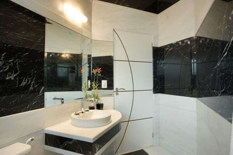 50. Banheiro chique preto e branco &ndash; Foto Aquiles Nicolas Kilaris