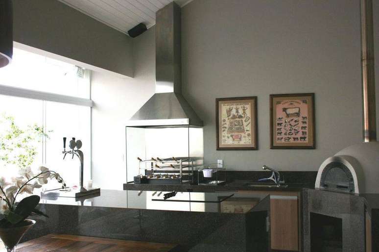 38. A pia de granito &eacute; linda enquanto elemento de destaque do seu c&ocirc;modo. Projeto de Mariana Campos