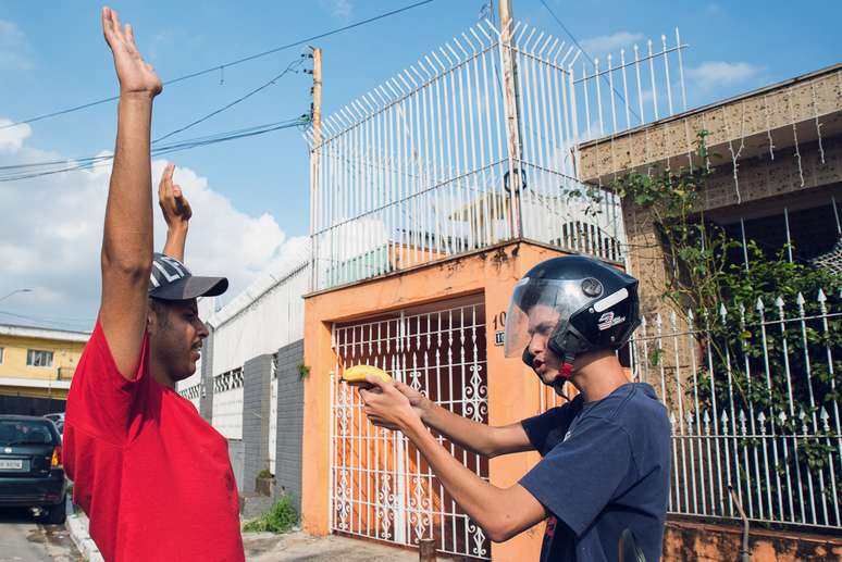 Banana, barra de ferro, alicate, tênis, caixa de papelão: tudo improvisado vira piada e sátira nas mãos do grupo