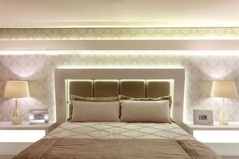 12. Projeto sofisticado de quarto de casal com cabeceira com LED. Fonte: Iara Kilaris