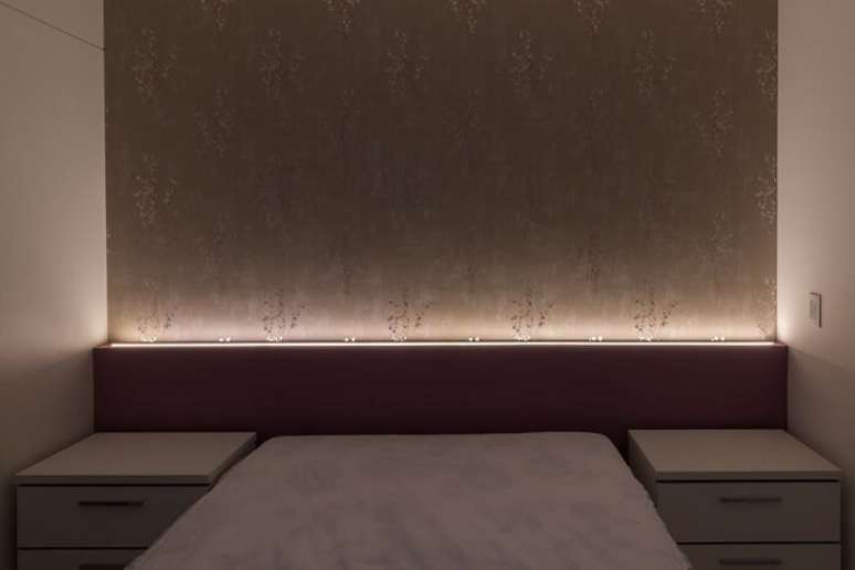 11. Quarto de casal decorado com cabeceira com LED. Fonte: So1toque Design e Engenhaira