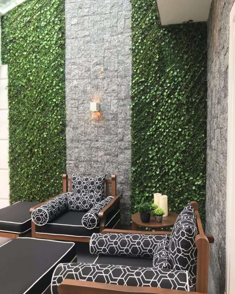 57. Terra&ccedil;o aconchegante com muro ingl&ecirc;s. Fonte: Tae Home Decor