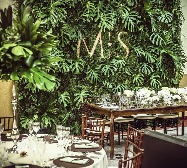 4. O muro ingl&ecirc;s repleto de folhagens imprime uma decora&ccedil;&atilde;o mais leve. Fonte: Branco Ch&aacute;