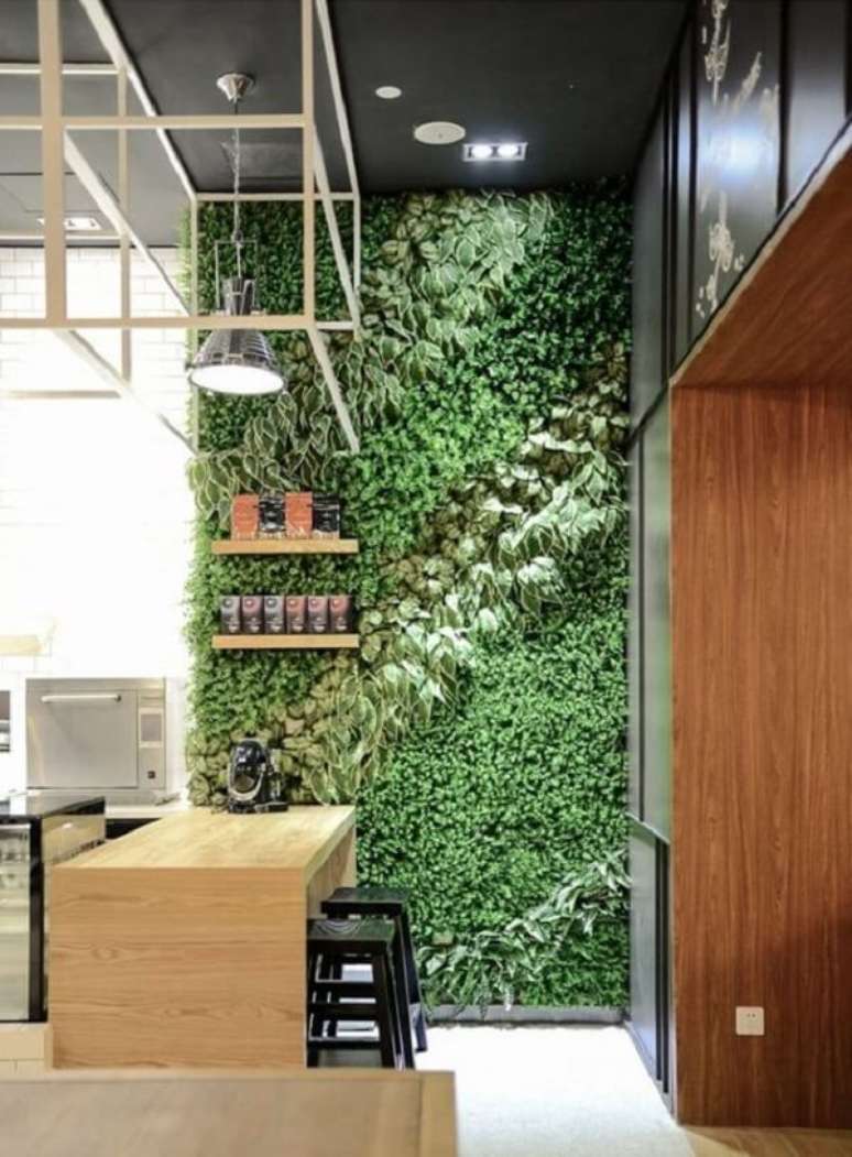 59. Traga um toque de verde para dentro de casa com o muro inglês. Fonte: Retail Design Blog