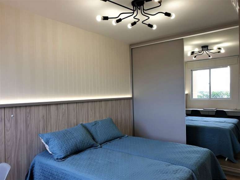 8. Papel de parede listrado e cabeceira com LED. Fonte: Larissa Minatti