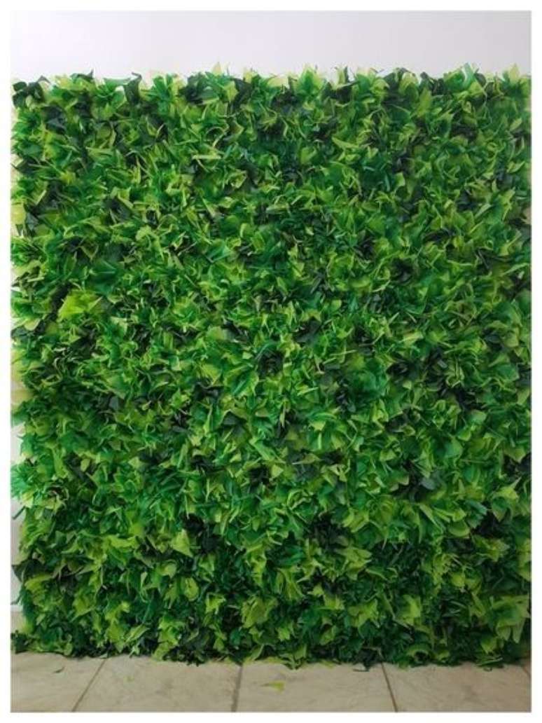 19. Este muro ingl&ecirc;s &eacute; feito com plantas falsas, por mais que n&atilde;o pare&ccedil;a. Foto: Elo7