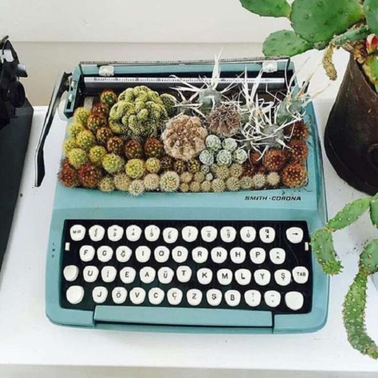 35. M&aacute;quina de escrever com mini cactos &ndash; Foto PopSugar