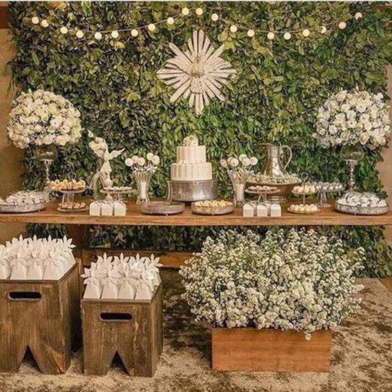 30. As flores podem estar em outros elementos e ainda assim melhorar o muro ingl&ecirc;s. Foto: RetaMeta