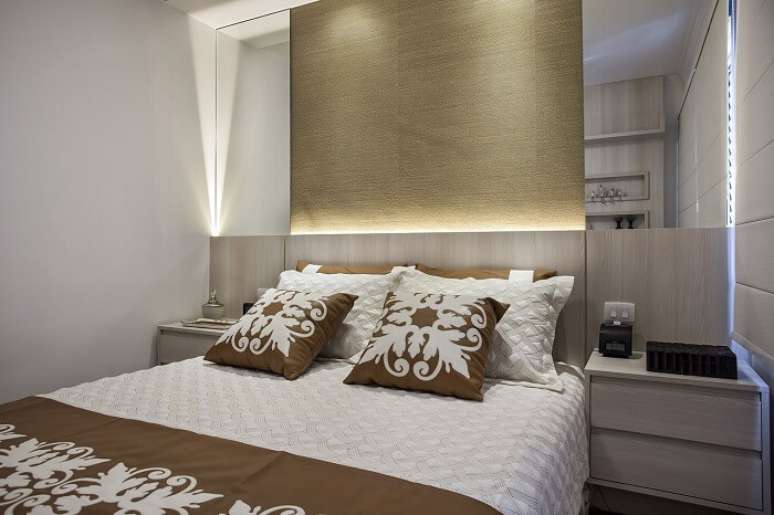 37. Cabeceira com LED e espelhos na parede trazem a sensação de amplitude no ambiente. Fonte: Lili Giudice