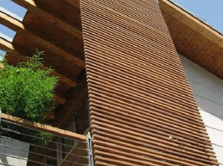 24. Fachada com brise de madeira de bambu – Foto Kapor pisos