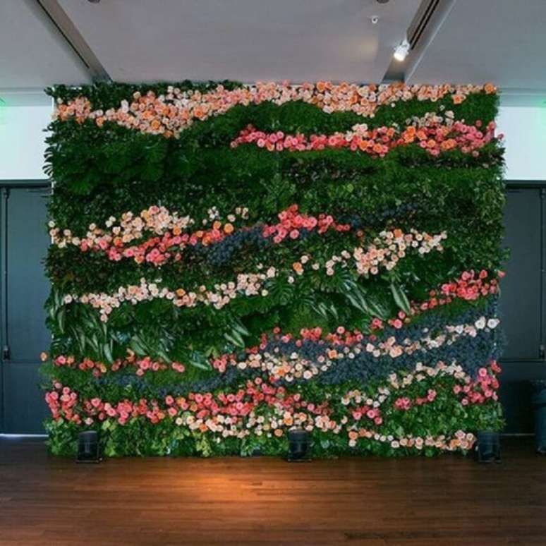 11. Este muro inglês trabalha com diferentes plantas e flores. Foto: Megann Steen