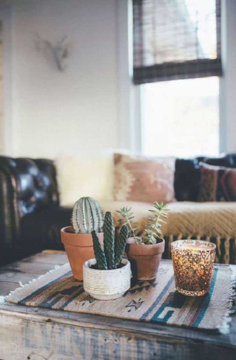 37. Mesa de centro decorada com vaso de mini cactos – Foto decor Facil