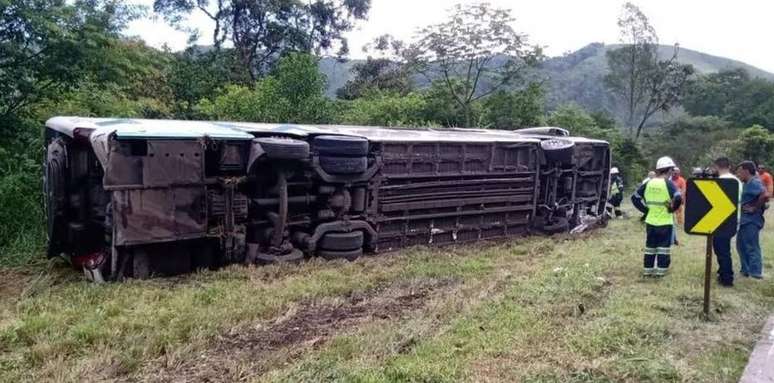 Após ser atingido na traseira, ônibus saiu da pista e tombou na rodovia Régis Bittencourt em Cajati, no Vale do Ribeira