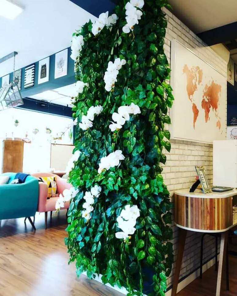 51. O muro ingl&ecirc;s artificial traz um toque charmoso para o d&eacute;cor. Fonte: Box 89