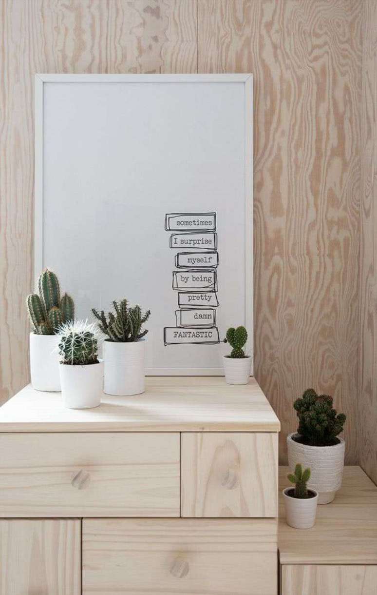 23. Estante com mini cactos e vasos brancos &ndash; Foto Decor Facil