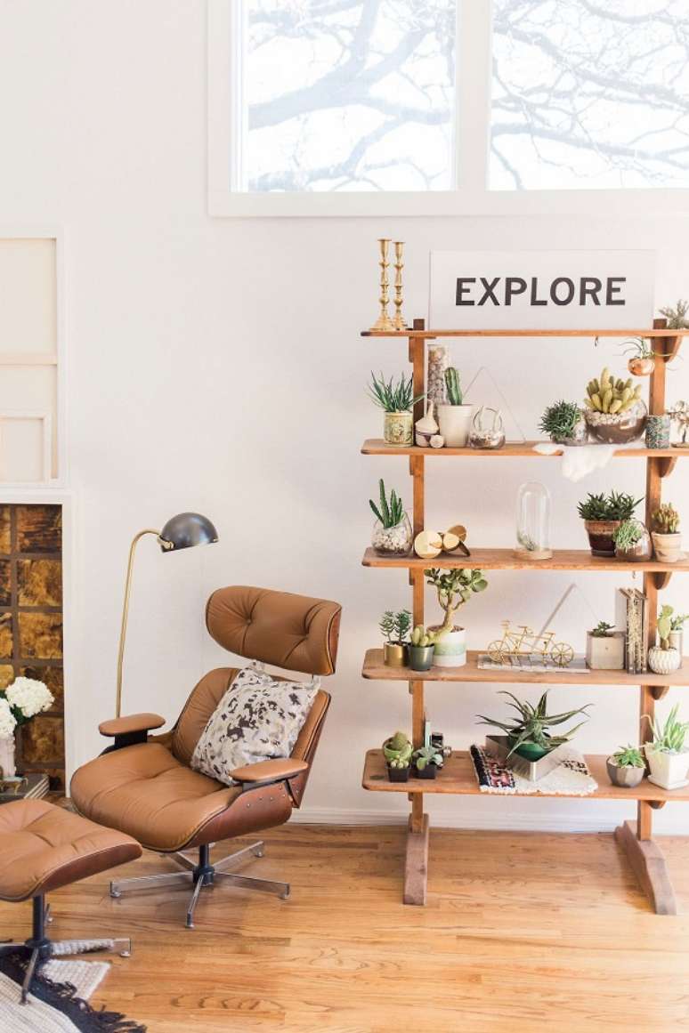 24. Estante de madeira decorada com mini cactos e suculentas &ndash; Foto Decor Facil