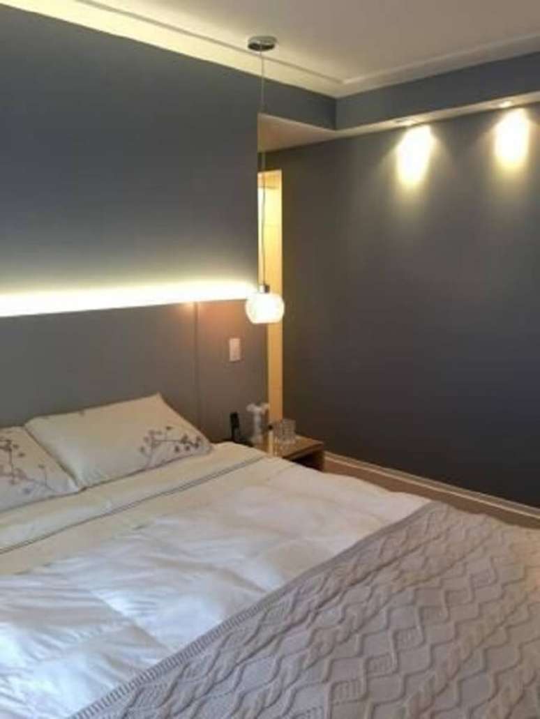 30. Criado mudo de madeira e cabeceira com LED. Fonte: Danyela Correa