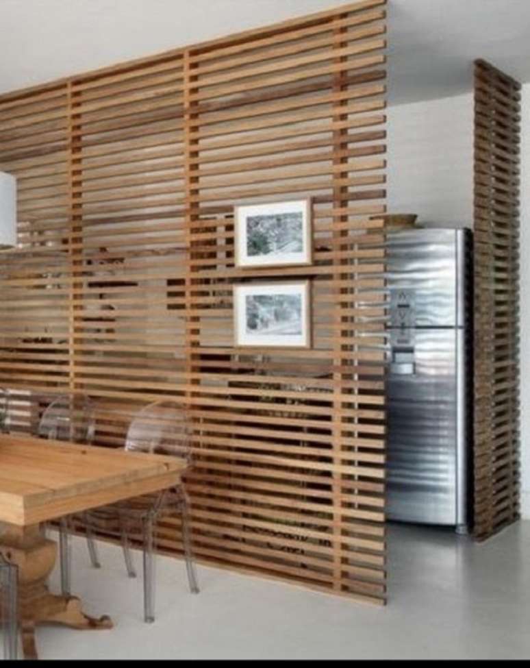 27. Divisória de cozinha com brise de madeira horizontal – Foto Art of It