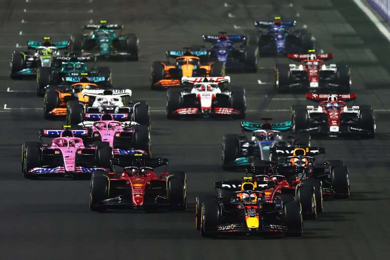 F1 precisa repensar regulamento para facilitar ultrapassagens 