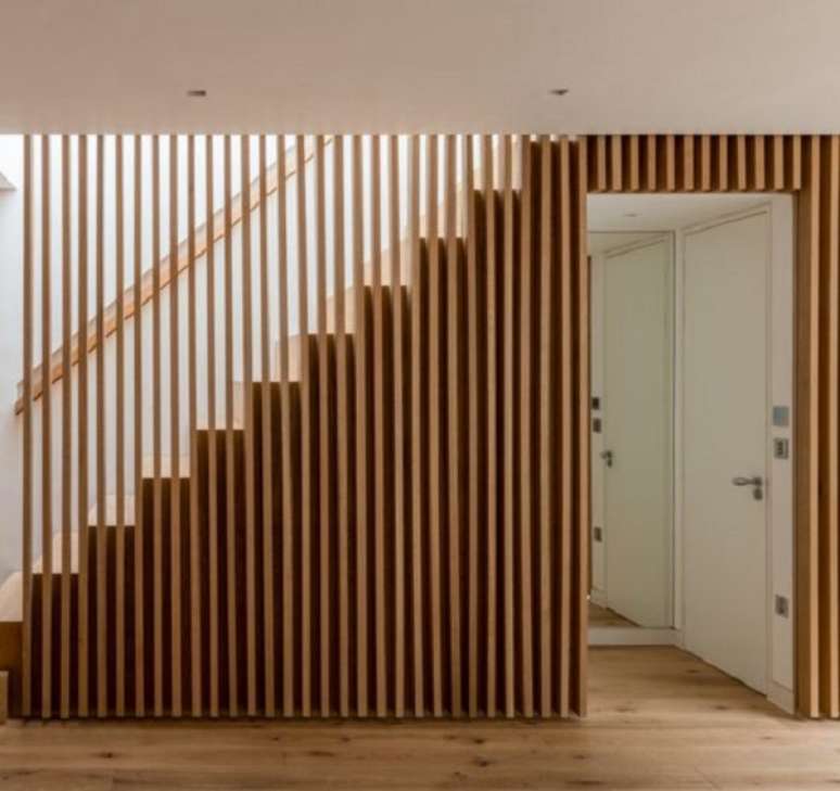 29. Escada com brise de madeira e lavabo embaixo – Foto Entree Constru