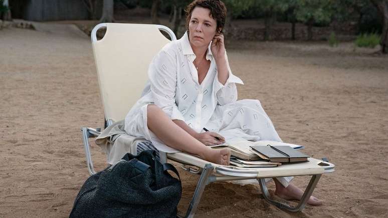 Olivia Colman faz em 'A Filha Perdida' o papel de uma mãe que deixa seus filhos com o marido para ir atrás de objetivos profissionais